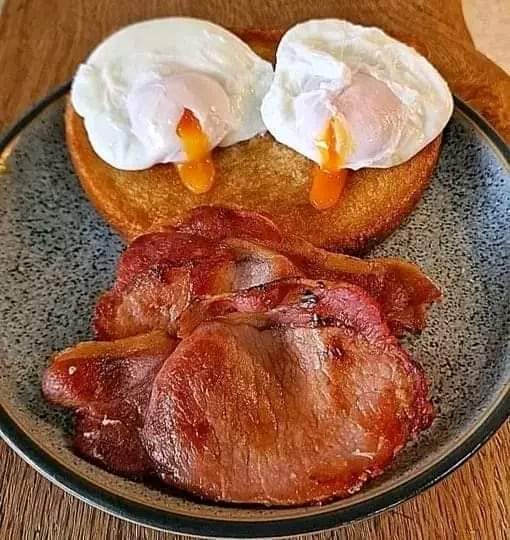 Bacon & poached eggs on fried bread